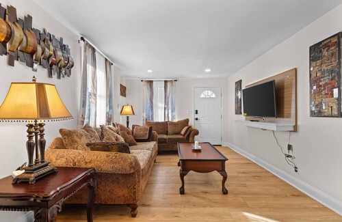 Rockville House | Charming 3-bedroom house in adorable Rockville , 5 minute walking from Metro STA