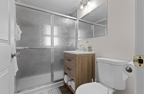 Rockville House | Charming 3-bedroom house in adorable Rockville , 5 minute walking from Metro STA