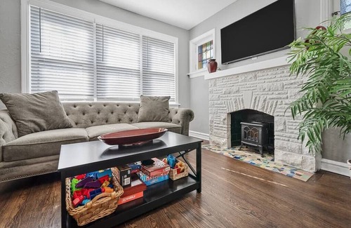 The Southampton House | Blair's Amazing House Sleeps 10 - 5 Beds - 2 Bath