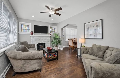 The Southampton House | Blair's Amazing House Sleeps 10 - 5 Beds - 2 Bath