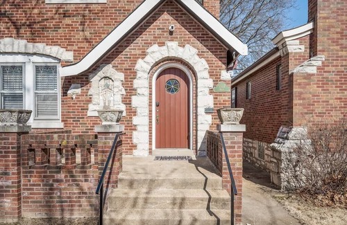 The Southampton House | Blair's Amazing House Sleeps 10 - 5 Beds - 2 Bath