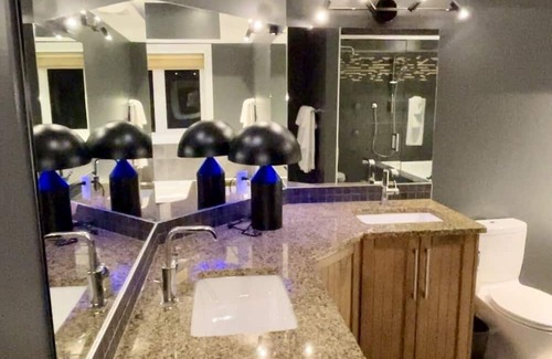Sunnyside House | Riverside Retreat w/Sauna & Garage! Family-sized & 5min walk to Peace Bridge!