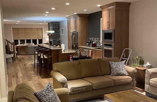 Sunnyside House | Riverside Retreat w/Sauna & Garage! Family-sized & 5min walk to Peace Bridge!