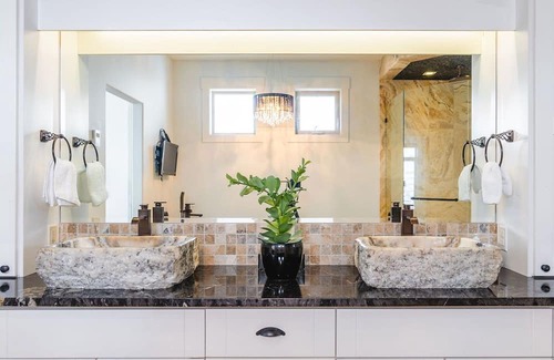 Black Mountain House | Kelowna Retreat- Pool, Hot-tub, Mini Golf, Gym