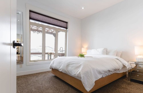 Black Mountain House | Kelowna Retreat- Pool, Hot-tub, Mini Golf, Gym