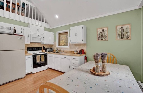 Lake Harmony Estates Cottage | Hot Tub/King Bed/Firepit/Fireplace/Grill/Near Ski