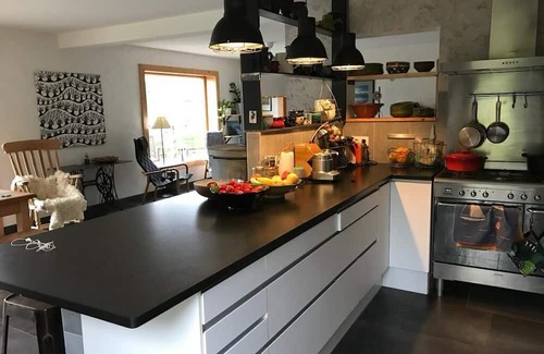 Saint-Nizier-du-Moucherotte Villa | Villa 'Huset På Berget' with Mountain View, Private Terrace and Wi-Fi