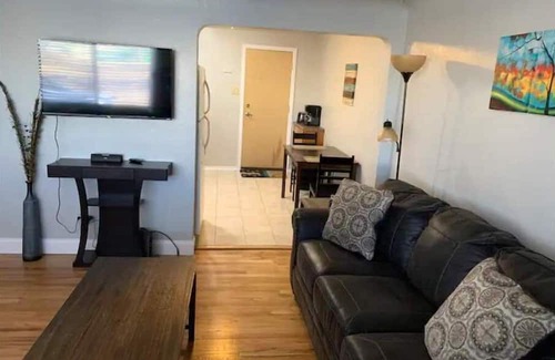 Jefferson Park House | 2bdrm Near MileHigh/PepsiCntr Parking A/C