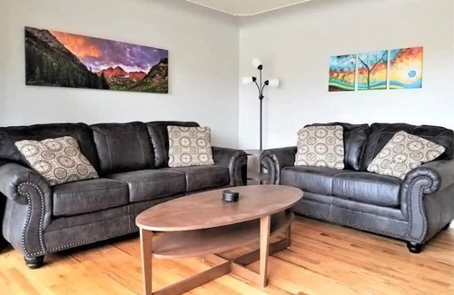 Jefferson Park House | Near MileHigh/Pepsi Cntr A/C W/D Parking King bed