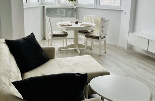 Ursynow Apartment | An apartment with a garage. Pets welcome.