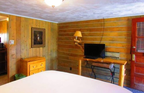 Dubois Cabin | Unit Room 108