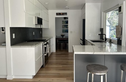 Thousand Oaks House | 4 Bed Modern Executive Home - 2 Spacious Master Suites - RELO, TEMP, LAST MIN