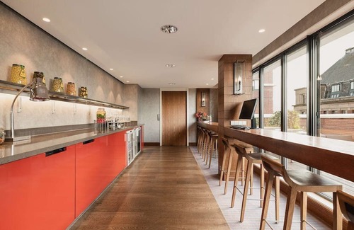 The Hague Center House | Stylish Rooms, Pet-Friendly Stay Close To Berlin's Major Attractions
