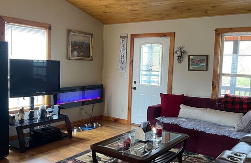 Providence House | 5 Min. from New River! Charming 2-Bedroom Mountain Home, Gorgeous Views, 3 Decks