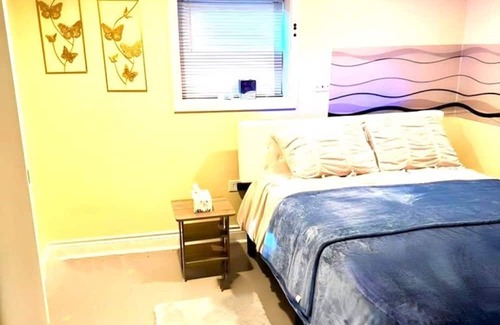 Roseland House | Step into luxury at our fully equipped, cozy 4/5 BR, a blend of style & comfort.