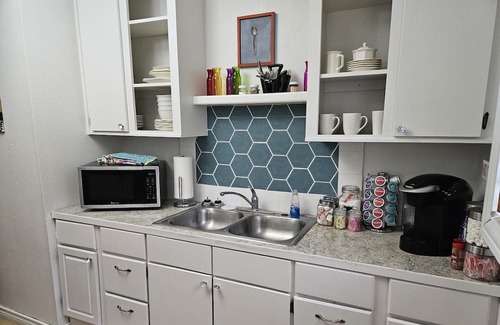 Sayles Blvd. Area House | Cute and cozy 2 bedroom cottage - centrally located and charming!