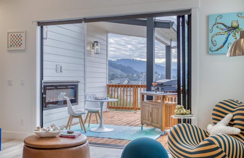 Neskowin House | Ocean Views, NanaWall Glass Doors, Chef’s Kitchen in New Build Above Neskowin!