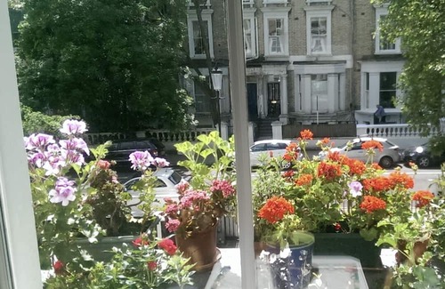 Holland Park Cabin | London/Kensington in suite double room for non smoking female professionals.