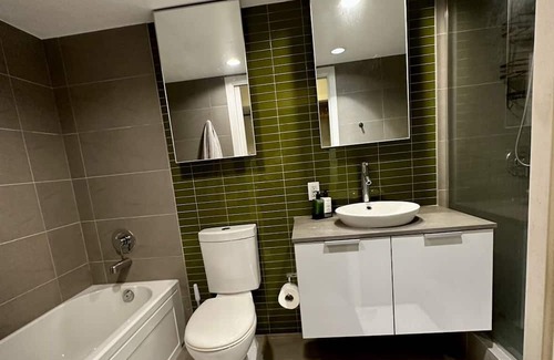 Chinatown Apartment | Cozy Master Suite Room in Gastown Vancouver