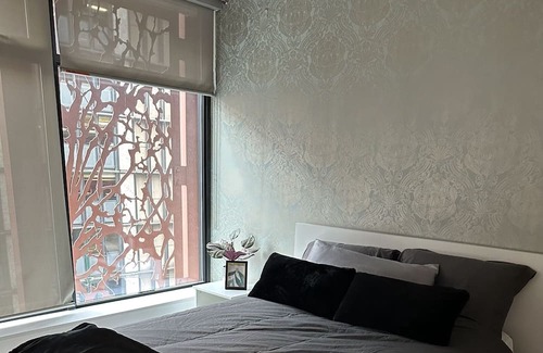 Chinatown Apartment | Cozy Master Suite Room in Gastown Vancouver