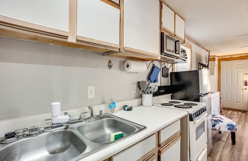Willis Apartment | Texas Tiny Home w/ Community Pool & Lake Access!