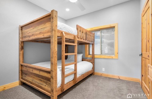 Aerie Cabin | Aerie Alcove Luxury Lodge - Newly Renovated with New Hot Tub, Sauna - Sleeps 14