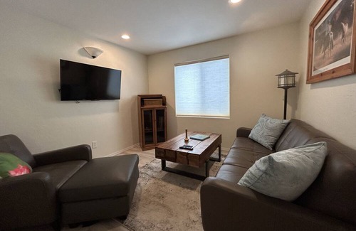 Stevensville House | Weekend getaway!! Beautiful newly renovated townhouse.