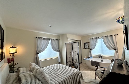 Stevensville House | Weekend getaway!! Beautiful newly renovated townhouse.