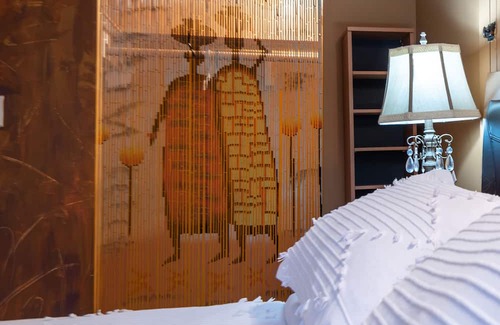 Shawnigan Lake Apartment | Spacious character suite! Close to local private schools, dining and more!