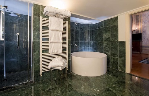 Rondo - Torretta House | Stylish Unit w/ Breakfast & Step to M5 Metro Line