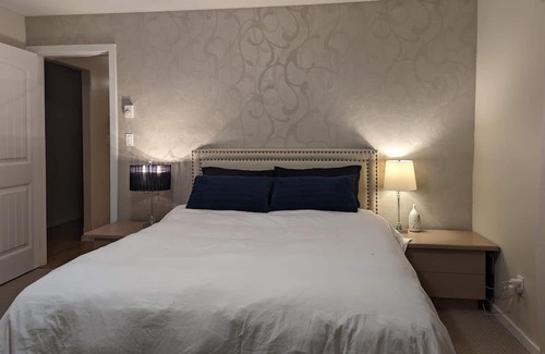 Otter Point House | A serene place by the lake.