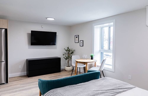 Kitchener Apartment | Trendy 1 Queen Bed Studio Prime DT Location!