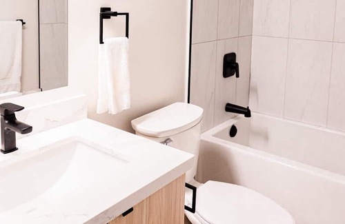 Kitchener Apartment | Trendy 1 Queen Bed Studio Prime DT Location!