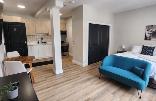 Kitchener Apartment | Trendy Large 1 Queen Bed Studio Prime Downtown Location!