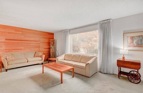 Brentwood House | A beautiful 3-level split house - near U of C and C-train