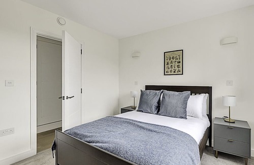 Turnham Green Apartment | Sunny 2-Bed Gem in Chiswick