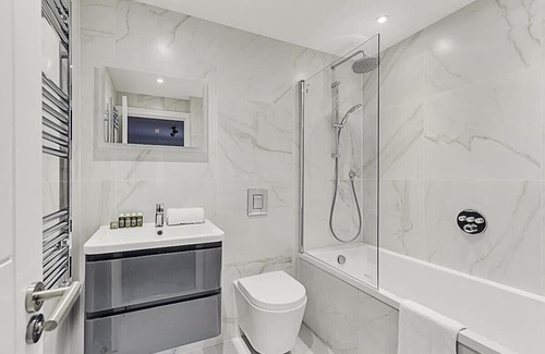 Turnham Green Apartment | Sunny 2-Bed Gem in Chiswick