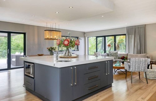 Constantia Villa | Luxurious 4 Bedroom Villa with great Mountain views