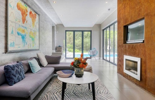 Constantia Villa | Luxurious 4 Bedroom Villa with great Mountain views