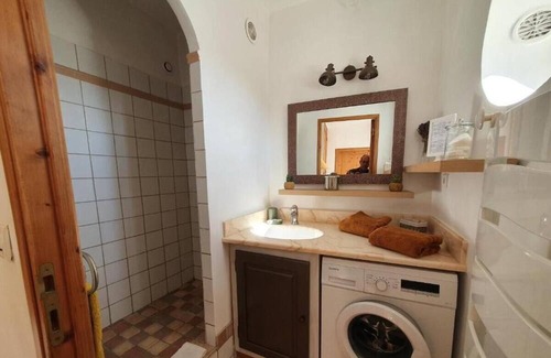 Sablet House | Holiday Home 'L'angélus' with Terrace, Wi-Fi and Air Conditioning