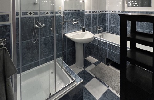 Srodmiescie Apartment | Parkside Charm by the Odra River near ZOO