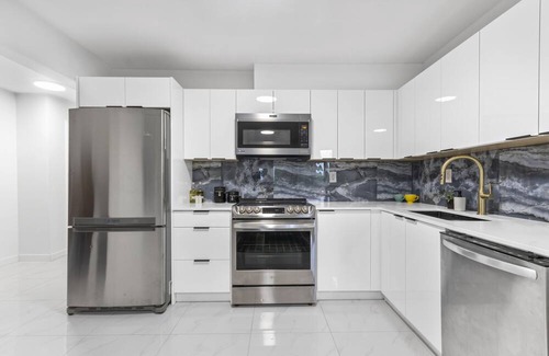 Guildford House | Pristine 3 Beds 2 Washroom Guest Suite in Surrey