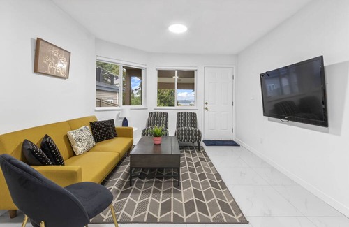 Guildford House | Pristine 3 Beds 2 Washroom Guest Suite in Surrey