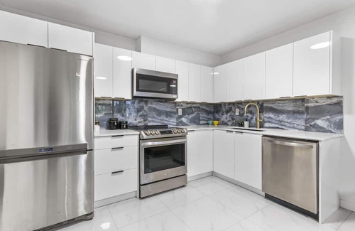 Guildford House | Pristine 3 Beds 2 Washroom Guest Suite in Surrey