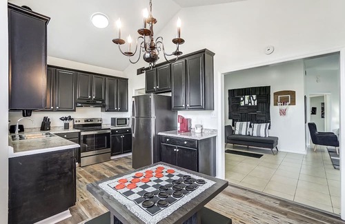 Charlotte House | Glam House w/ King Bed + Hot Tub