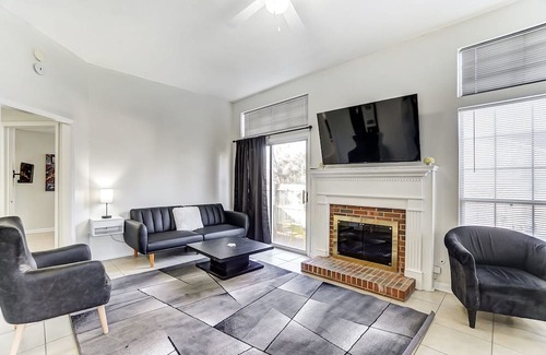 Charlotte House | Glam House w/ King Bed + Hot Tub