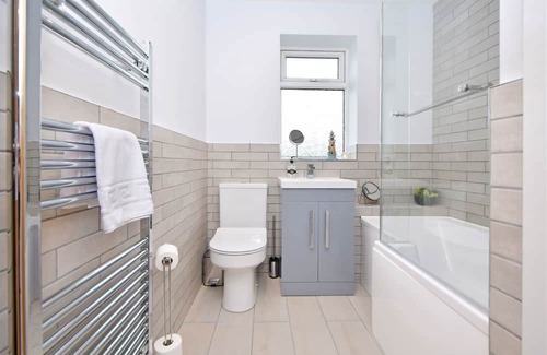 Burslem House | Lancaster House: A Charming 3-BR Home in the Heart of Norton Green