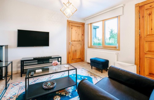 Uskudar Villa | House with Garden and Bosphorus View in Kuzguncuk