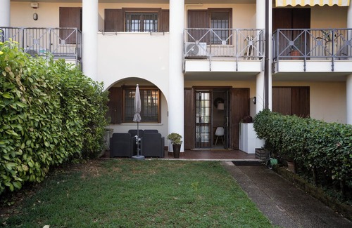 Desenzano del Garda Villa | A country holiday house with garden and gym