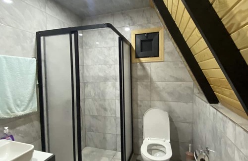 Karaoz House | Dağ ve deniz manzaralı, jakuzili üçgen ahşap ev